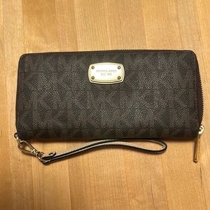 Michael Kors Jet Set Travel Wallet